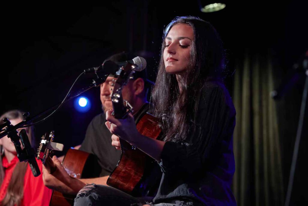 “You really this dumb?” Social media erupts as MAGA country star defends ICE shooting nationwide critics slam him