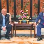 “He looks absolutely tiny”: Donald Trump appears visibly smaller than Xi Jinping after staff removes his booster pillow mid-meeting — and viewers cannot stop zooming in on the awkward footage “He looks absolutely tiny”: Donald Trump appears visibly smaller than Xi Jinping after staff removes his booster pillow mid-meeting — and viewers cannot stop zooming in on the awkward footage